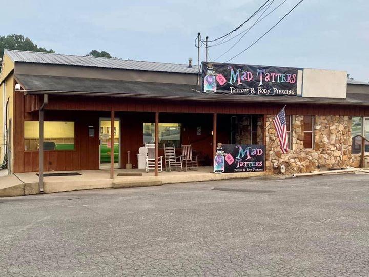 Mad Tatters Tattoo & Body Piercing Exterior in Scottsboro, Alabama